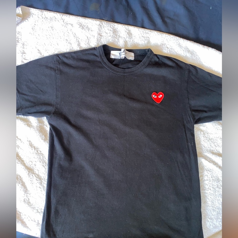 Black Cdg play tee with heart logo